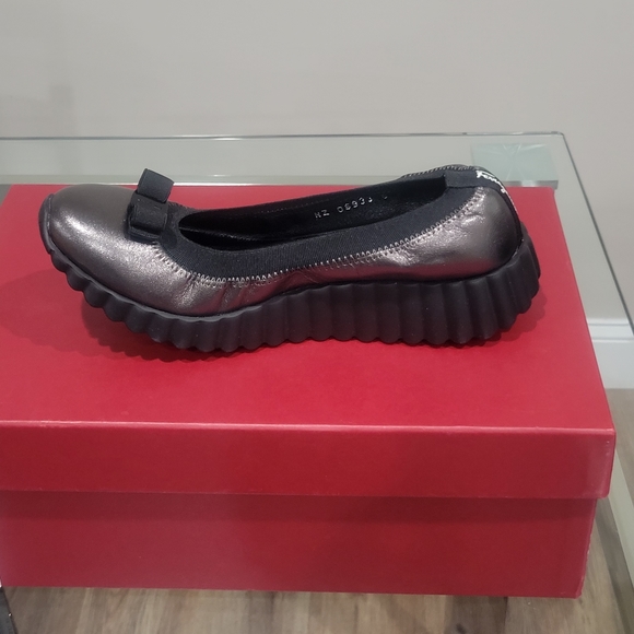 Salvatore Ferragamo Shoes - Womens Salvatore Ferragamo Bow Sneaker Shoes Size 6c